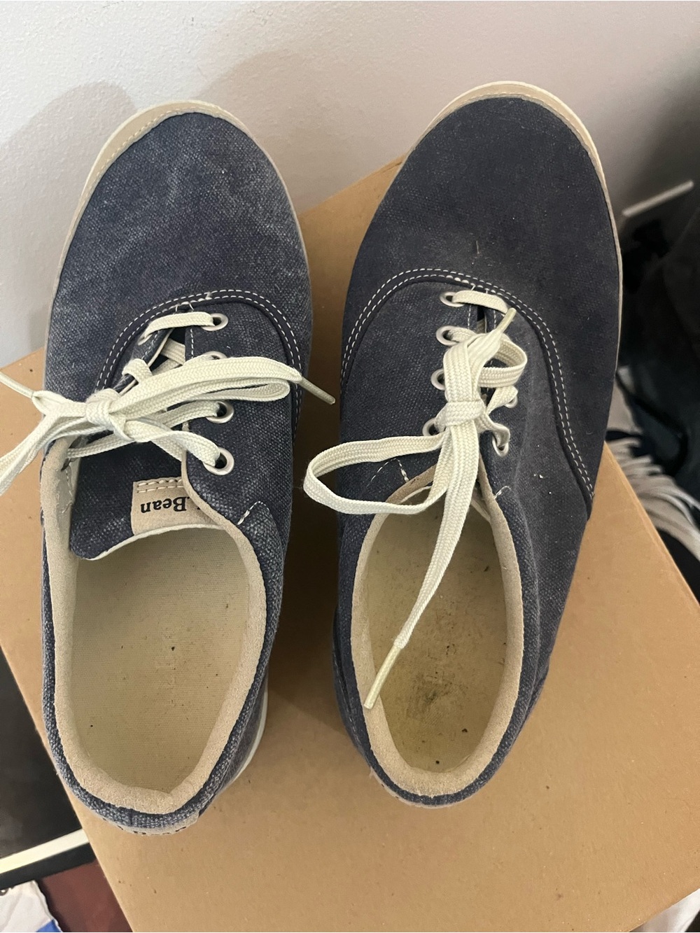 LLBean women’s 8 wide canvas tie sneakers